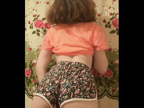 ❤️ Sexy jonge babe die haar short uittrekt voor de camera ❤❌ Super sex at us ☑
