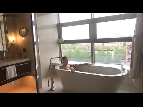 ❤️ Enorme babe die hartstochtelijk haar poesje aftrekt in de badkamer ❤❌ Super sex at us ☑