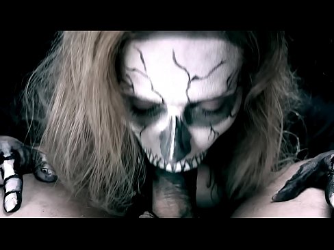 ❤️ Demon girl zuigt pik met haar zwarte mond en slikt sperma. ❤❌ Super sex at us ☑