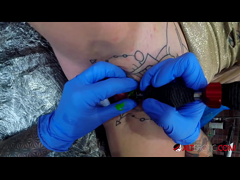 ❤️ Extreem getatoeëerde hottie Sully Savage kreeg een tatoeage op haar clitoris ❤❌ Super sex at us ☑